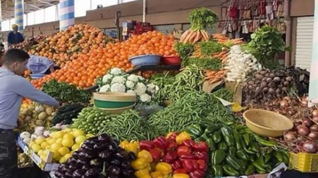 أسعار الخضروات اليوم (البصل والطماطم والبطاطس).