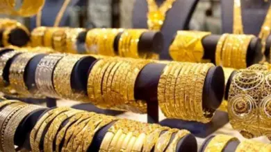 تتأثر أسعار الذهب بعدة عوامل، ومن أبرز هذه العوامل: