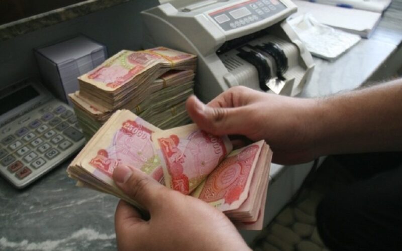 صرف رواتب المتقاعدين في العراق بزيادة 100 ألف دينار عراقي